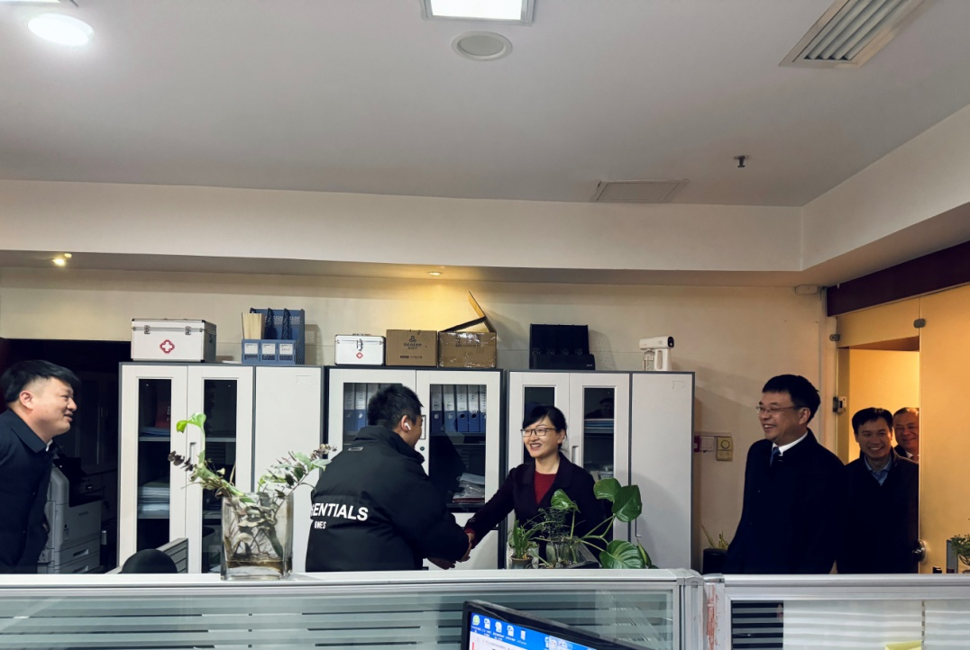 開工慰問增干勁，凝心聚力啟新程｜劉麗到人民大廈走訪慰問