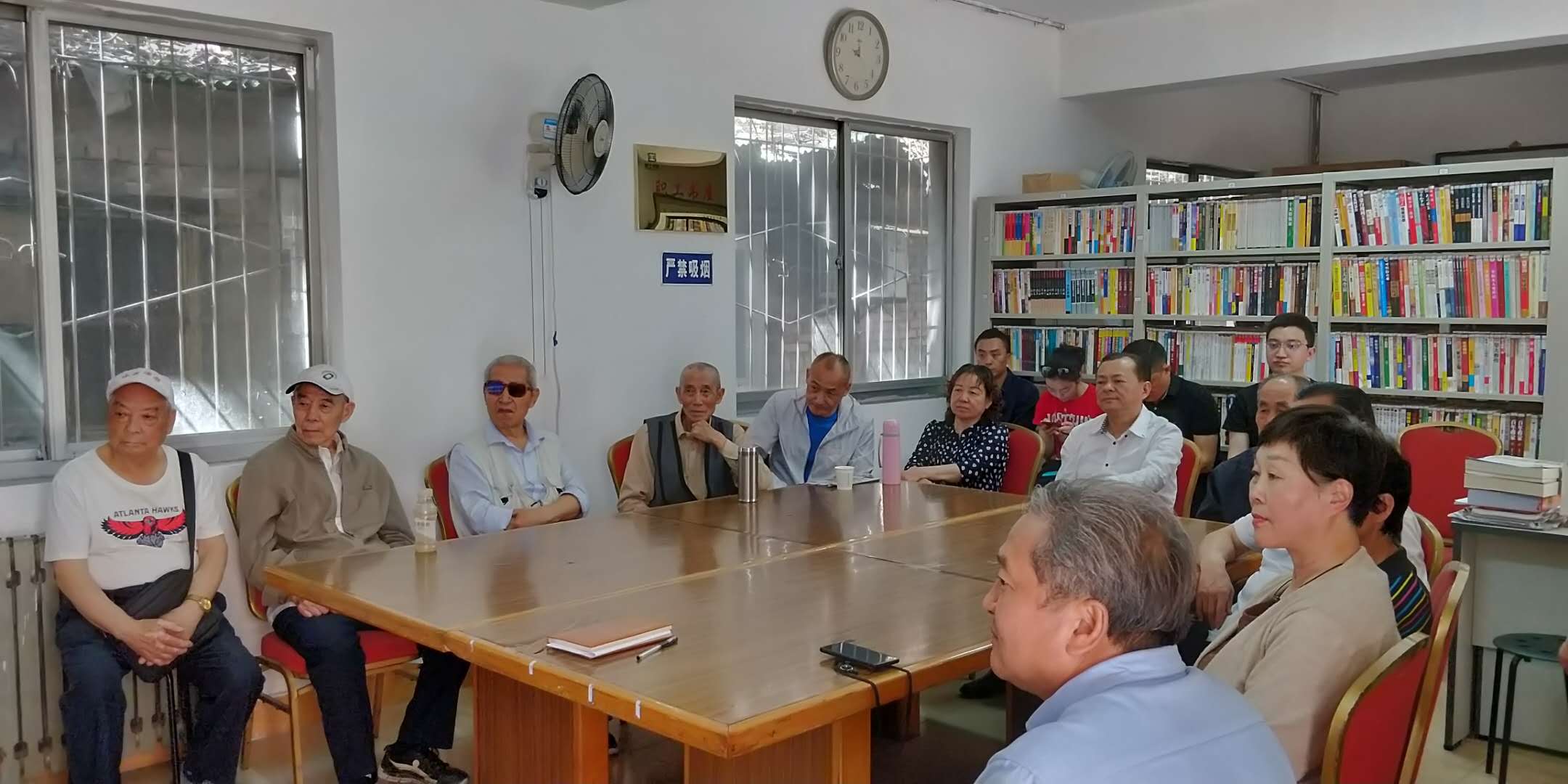 人民大廈離退休（離崗）黨支部召開(kāi)老黨員集中學(xué)習(xí)會(huì)